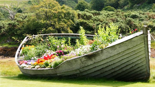 Лодка - оригинальная идея для садовой клумбы