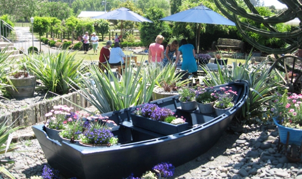 Лодка - оригинальная идея для садовой клумбы