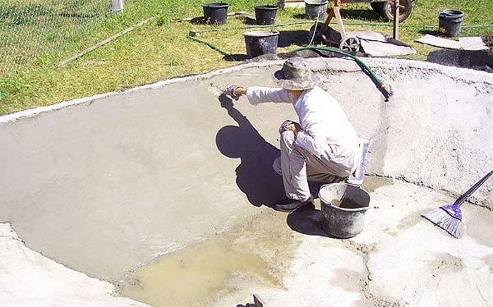 пруд из бетона на даче